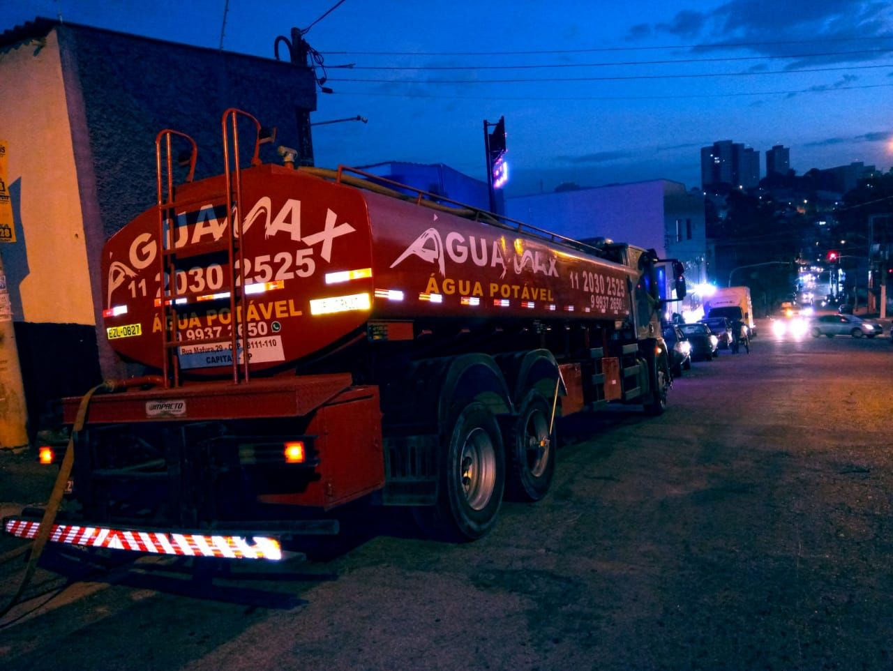 Caminhão pipa Aguamax atendendo à noite em São Paulo