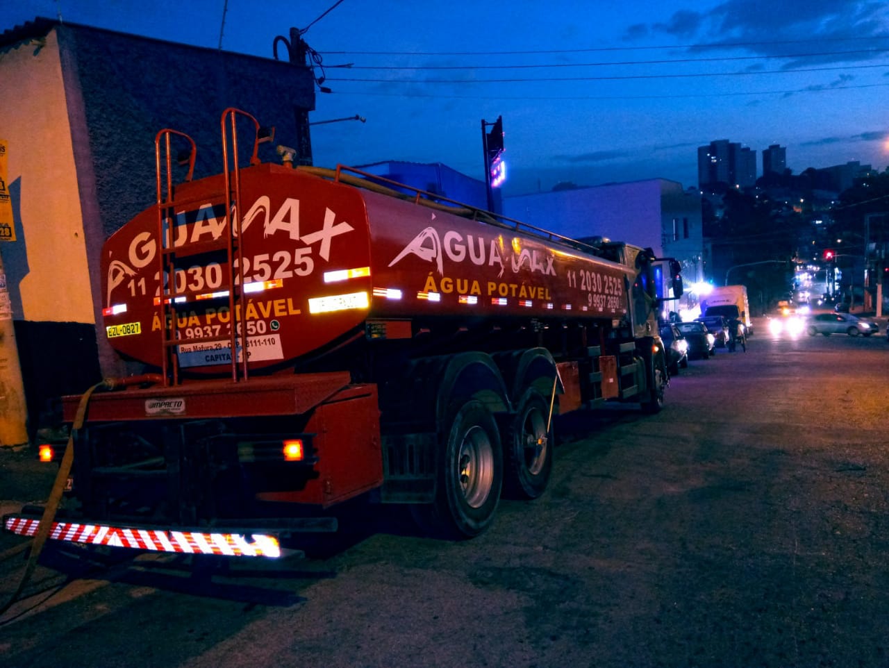 Caminhão pipa Aguamax atendendo à noite em São Paulo