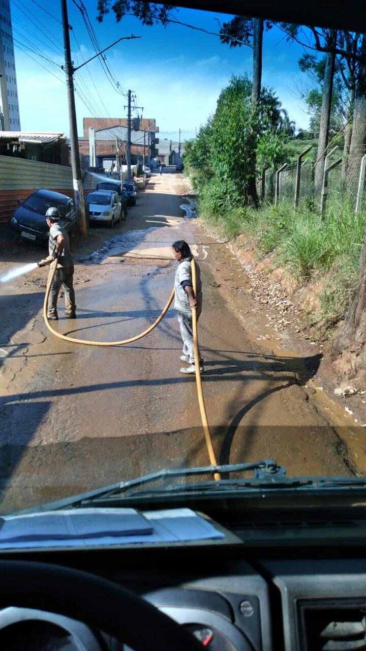 Equipe Aguamax lavando via não pavimentada
