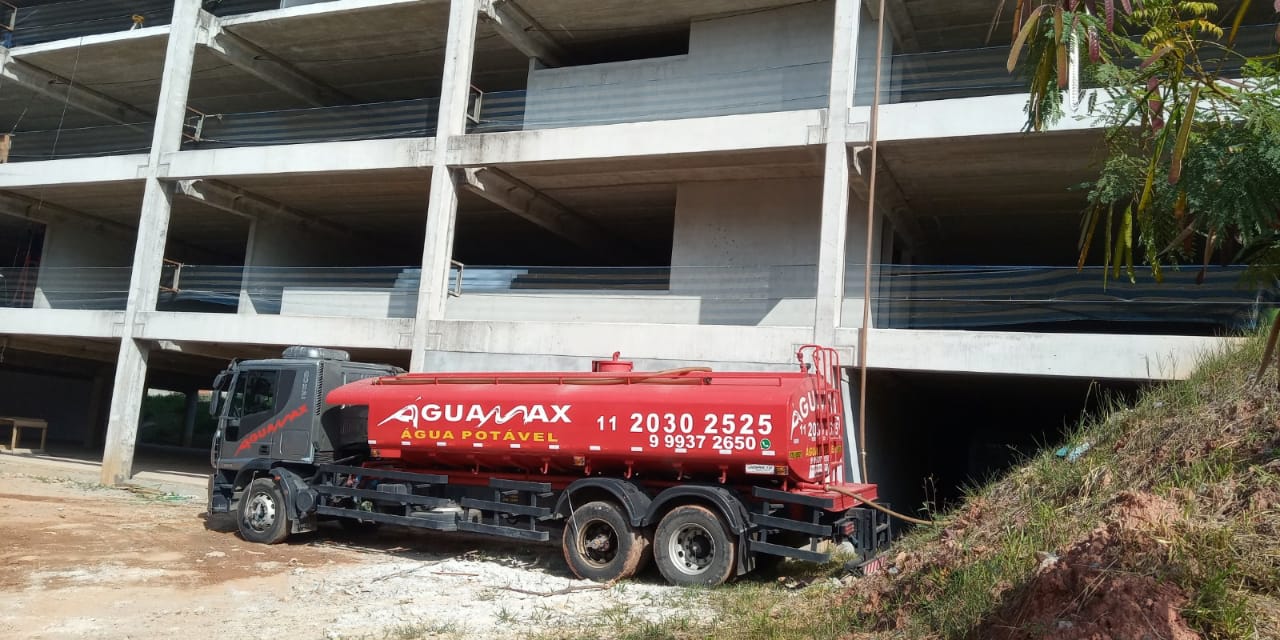 Caminhão pipa Aguamax em obra de prédio em construção