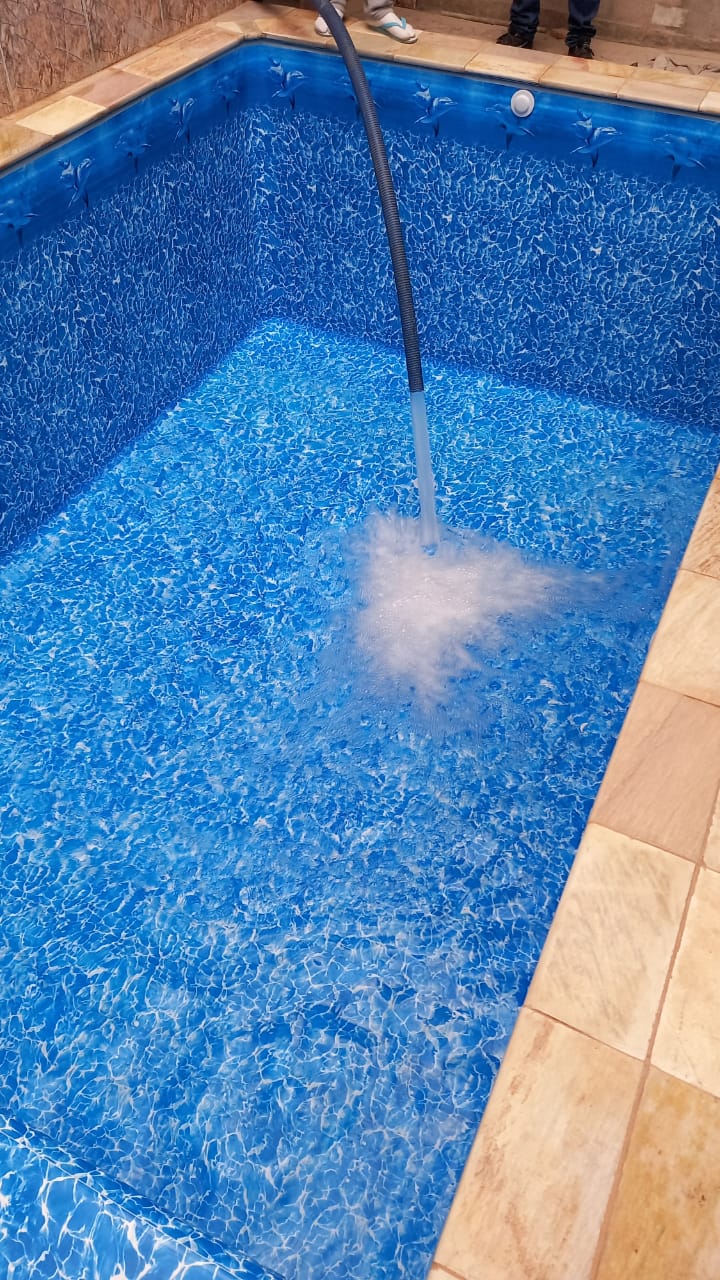 Caminhão pipa enchendo piscina residencial