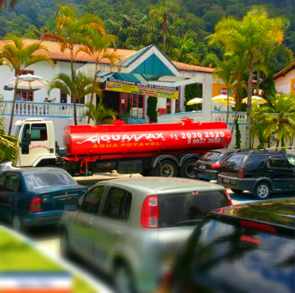 Caminhão pipa Aguamax atendendo pousada na serra