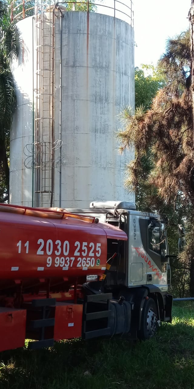 Caminhão Aguamax junto a reservatórios e silos de água